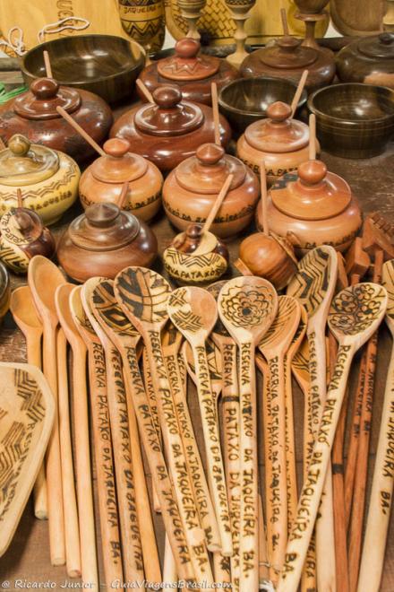 Imagem de potes de madeira e colheres de pau que são vendidos na Aldeia Indígena.